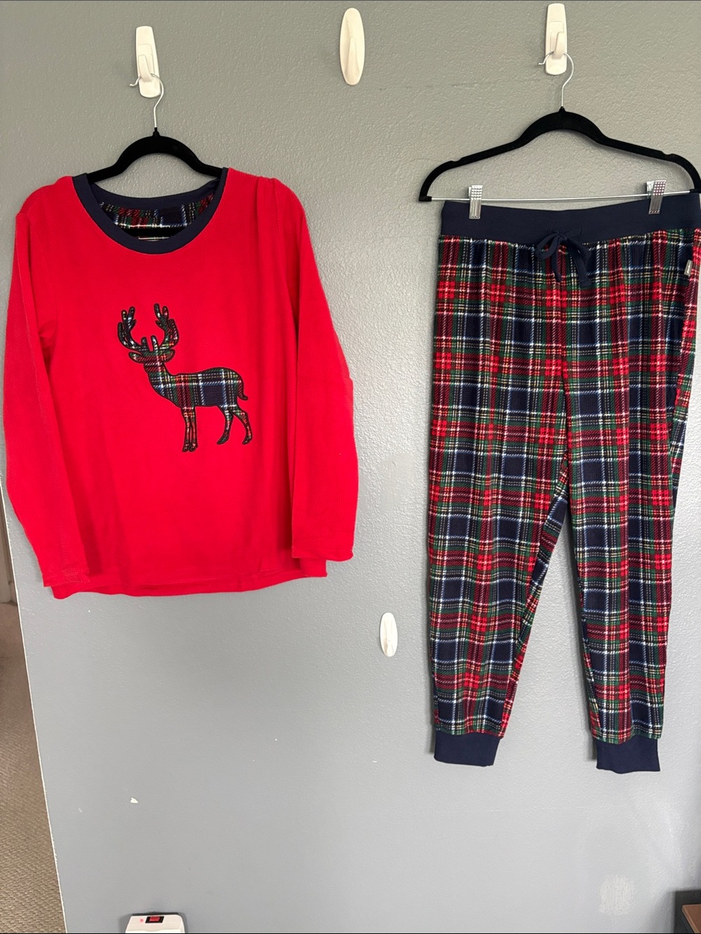 Eddie Bauer Red Top with Plaid Reindeer/Navy-Trim Plaid Jogger Pajama Set M NWT